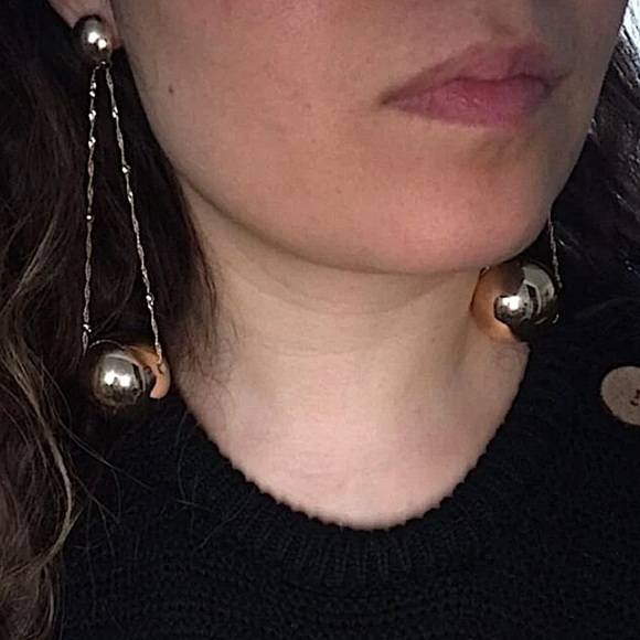 Gold ball drop exaggerated earrings - Picture 5 of 8